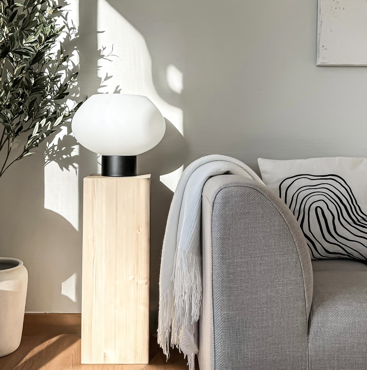 Bell 30cm Musta pöytävalaisin valmistajalta Aneta Lighting - P&ouml;yt&auml;valaisin kellovalaisin mustaksi lakattua metallia ja opaalivalkoista lasia.