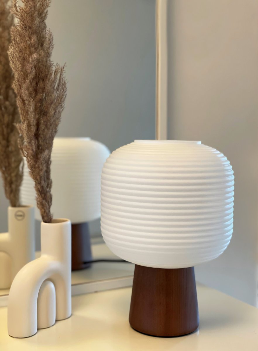 Aura 30cm Ruskea tahra pöytävalaisin valmistajalta Aneta Lighting - Aura on helposti sijoitettava, modernisti muotoiltu pöytävalaisin, jossa on lohkon muotoinen jalka ja uurrettu varjostin opaalinvalkoista lasia.