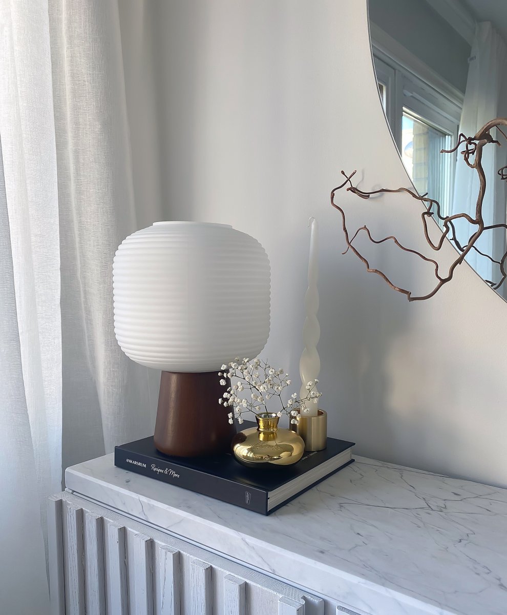 Aura 30cm Ruskea tahra pöytävalaisin valmistajalta Aneta Lighting - Aura on helposti sijoitettava, modernisti muotoiltu pöytävalaisin, jossa on lohkon muotoinen jalka ja uurrettu varjostin opaalinvalkoista lasia.