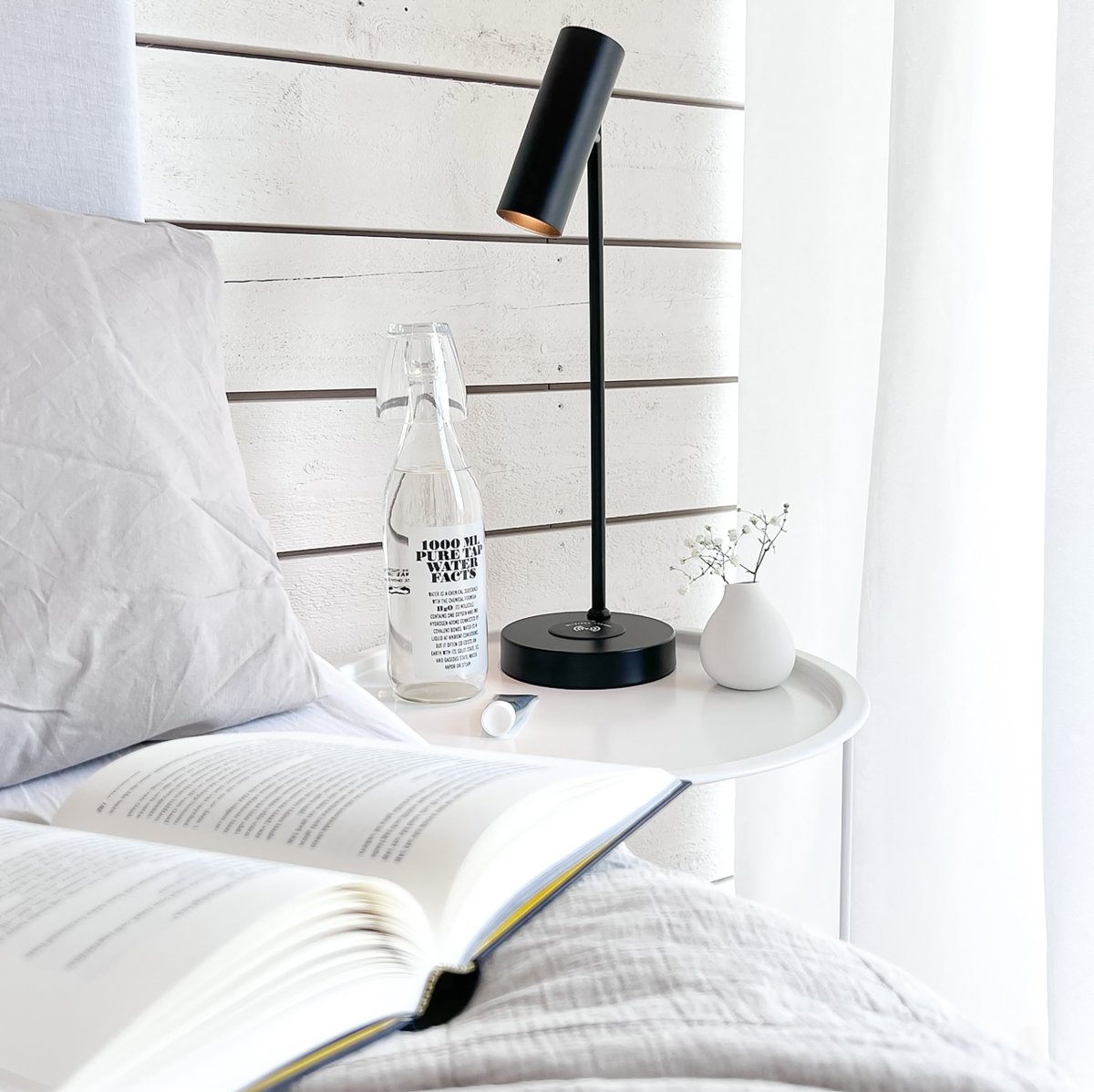 Tabela 52cm Musta työpöytävalaisin valmistajalta Aneta Lighting - Lampun kannassa olevan puisen latauslevyn ja USB-liitännän avulla voit ladata laitteesi vaivattomasti.