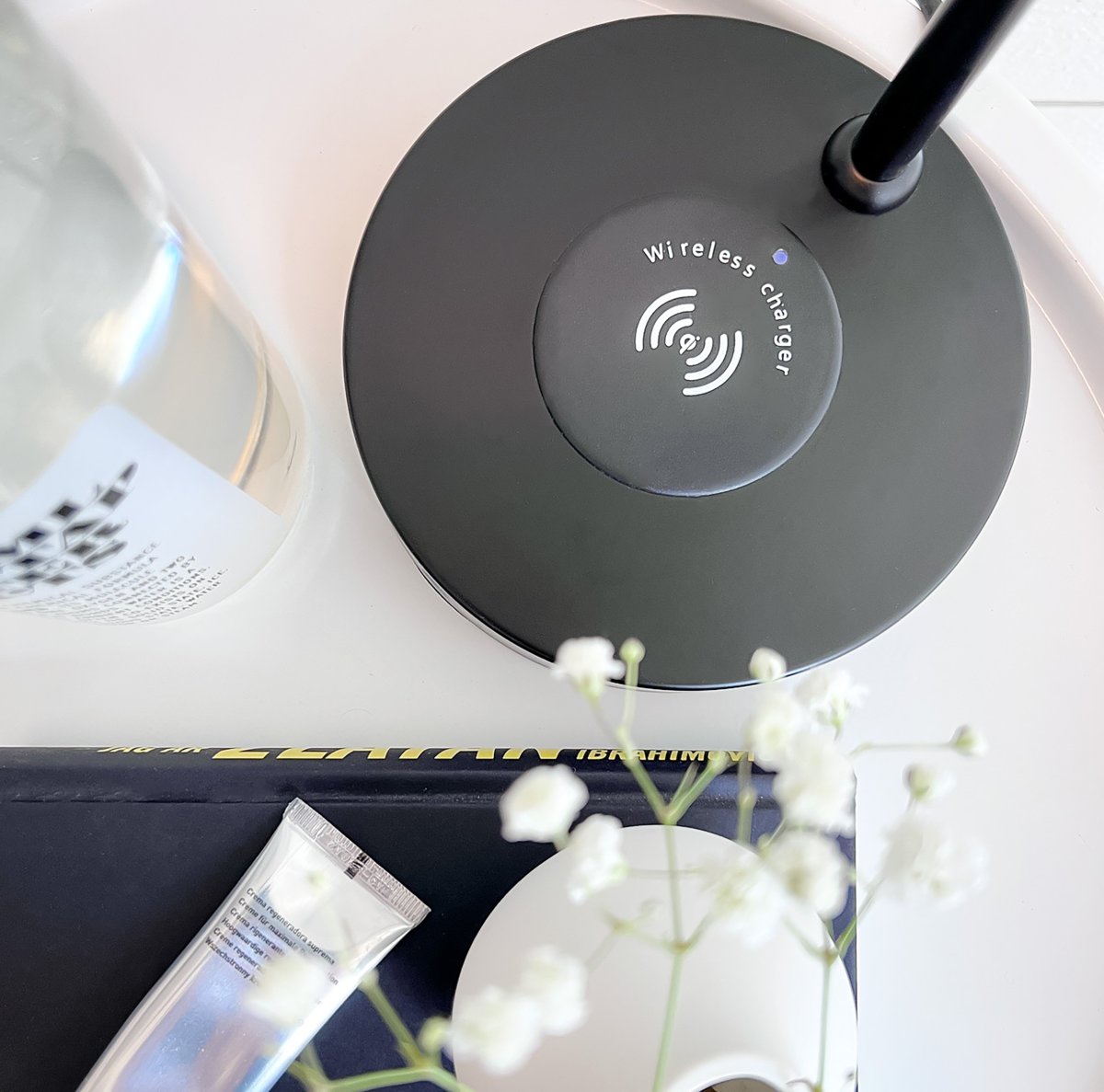 Tabela 52cm Musta työpöytävalaisin valmistajalta Aneta Lighting - Lampun kannassa olevan puisen latauslevyn ja USB-liitännän avulla voit ladata laitteesi vaivattomasti.