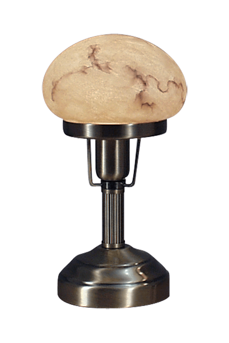 August 22cm Antiikki messinki pöytävalaisin valmistajalta Aneta Lighting - Klassisen harjatun ter&auml;ksen muotoilun ja kauniin alabasterimaisen s&auml;vyn ansiosta se levitt&auml;&auml; l&auml;mmint&auml; ja miellytt&auml;v&auml;&auml; valoa, joka luo kutsuvan tunnelman mihin tahansa huoneeseen.