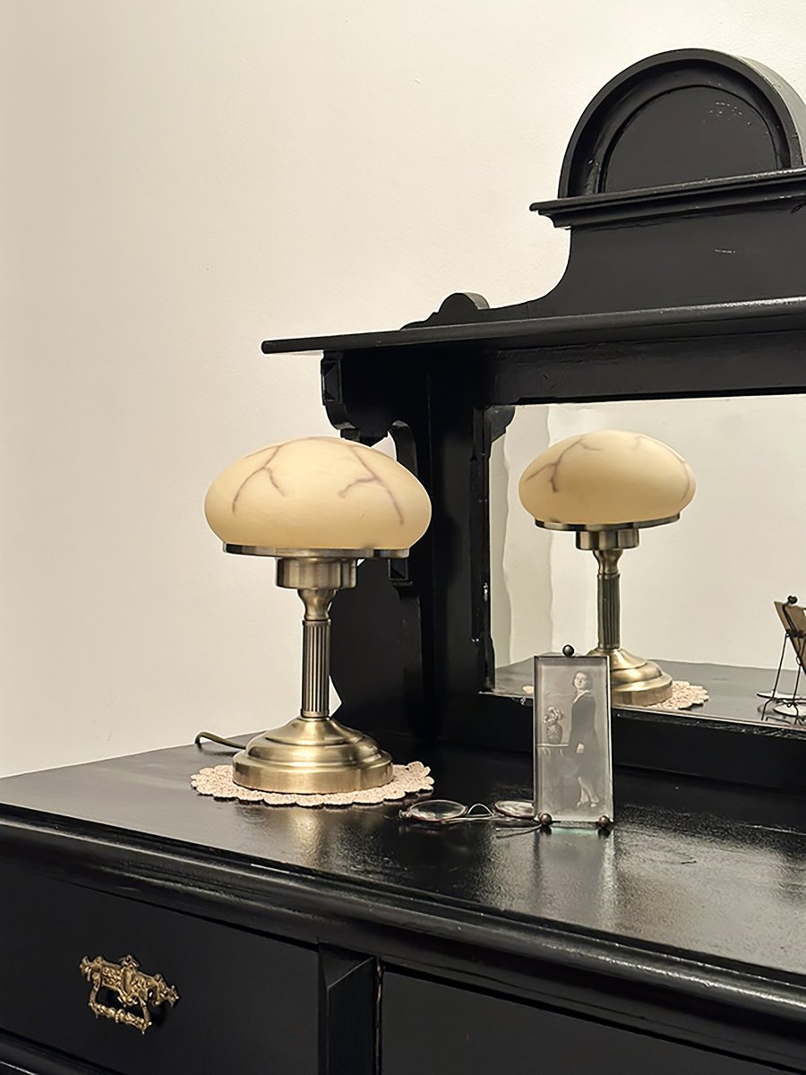 August 28cm Antiikki messinki pöytävalaisin valmistajalta Aneta Lighting - Klassisen antiikkimetallisen muotoilunsa ja kauniin alabasterimaisen sävyn ansiosta se levittää lämmintä ja miellyttävää valoa, joka luo kutsuvan tunnelman mihin tahansa huoneeseen.