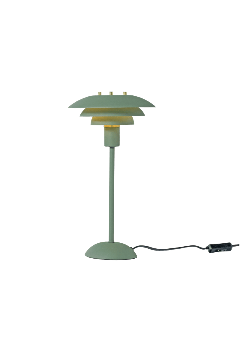 Epsilon 37cm Vihreä pöytävalaisin valmistajalta Aneta Lighting - Detaljer i krom och matt m&auml;ssing medf&ouml;ljer, s&aring; du sj&auml;lv kan v&auml;lja vilken som passar b&auml;st i ditt hem.