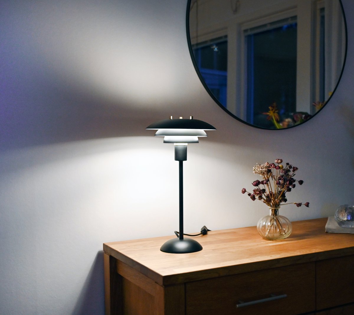 Epsilon 37cm Musta pöytävalaisin valmistajalta Aneta Lighting - 