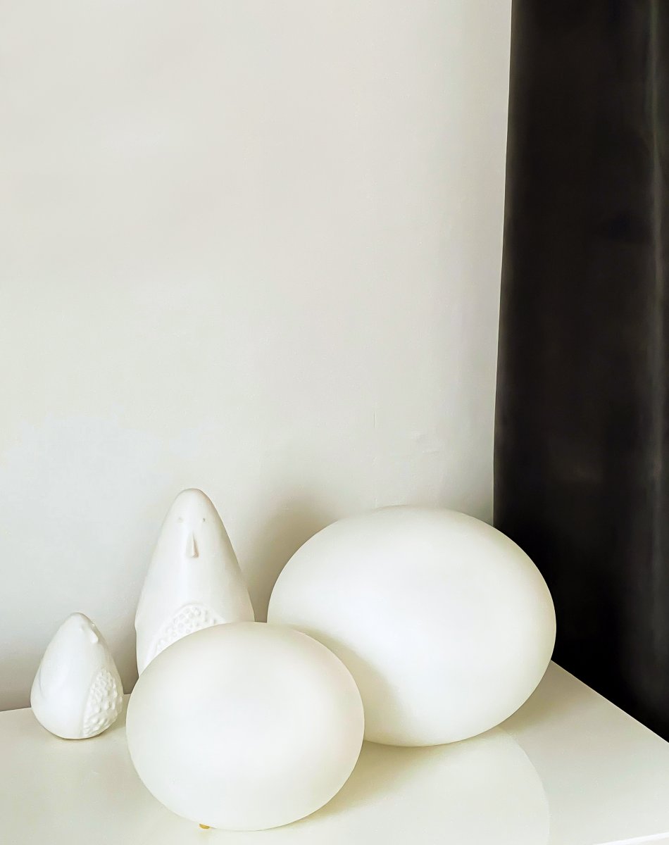 Globus 14cm Opaali pöytävalaisin valmistajalta Aneta Lighting - Globus-pöytävalaisin opaalivalkoista lasia, lasipallon sisällä oleva valonlähde, joka tarjoaa koristeellisen ja mukavan valon.