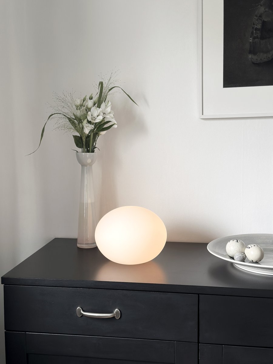 Globus 18cm Opaali pöytävalaisin valmistajalta Aneta Lighting - Globus-pöytävalaisin opaalivalkoista lasia, lasipallon sisällä oleva valonlähde, joka tarjoaa koristeellisen ja mukavan valon.