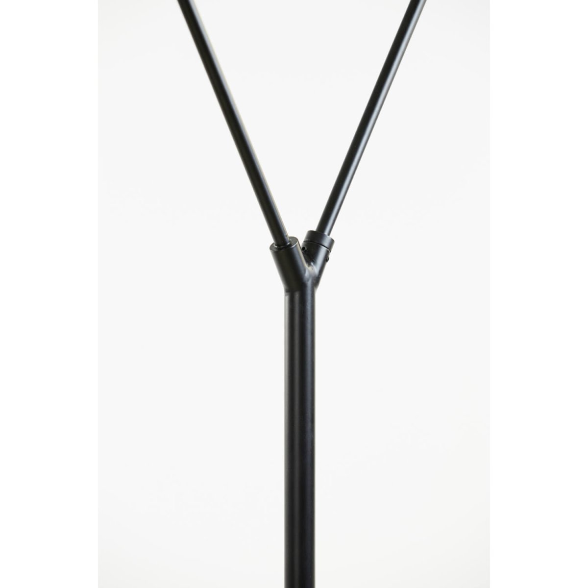 Orion 2 Musta lattiavalaisin valmistajalta Light & Living - Tyylikäs yhdistelmä toiminnallisuutta ja muotoilua!