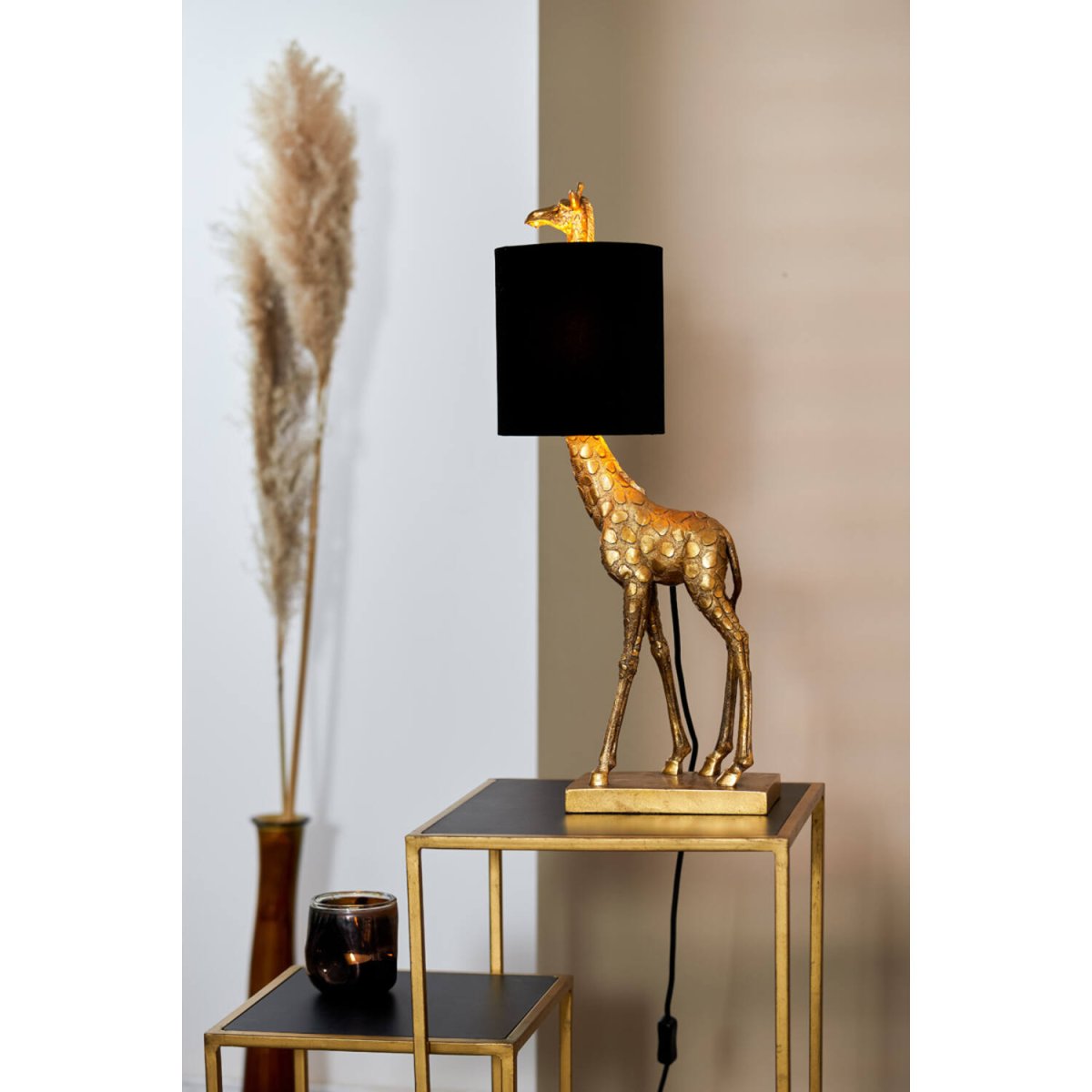 Giraffe 60cm Kulta pöytävalaisin valmistajalta Light & Living - Kirahvi on ainutlaatuinen p&ouml;yt&auml;valaisin, jossa yhdistyy rohkea muotoilu ja eleganssi.