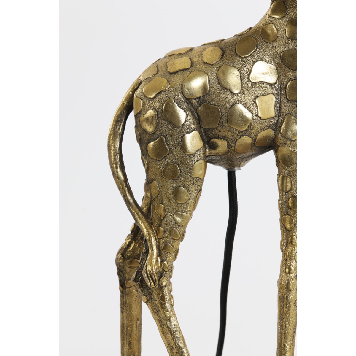 Giraffe 60cm Kulta pöytävalaisin valmistajalta Light & Living - Kirahvi on ainutlaatuinen p&ouml;yt&auml;valaisin, jossa yhdistyy rohkea muotoilu ja eleganssi.