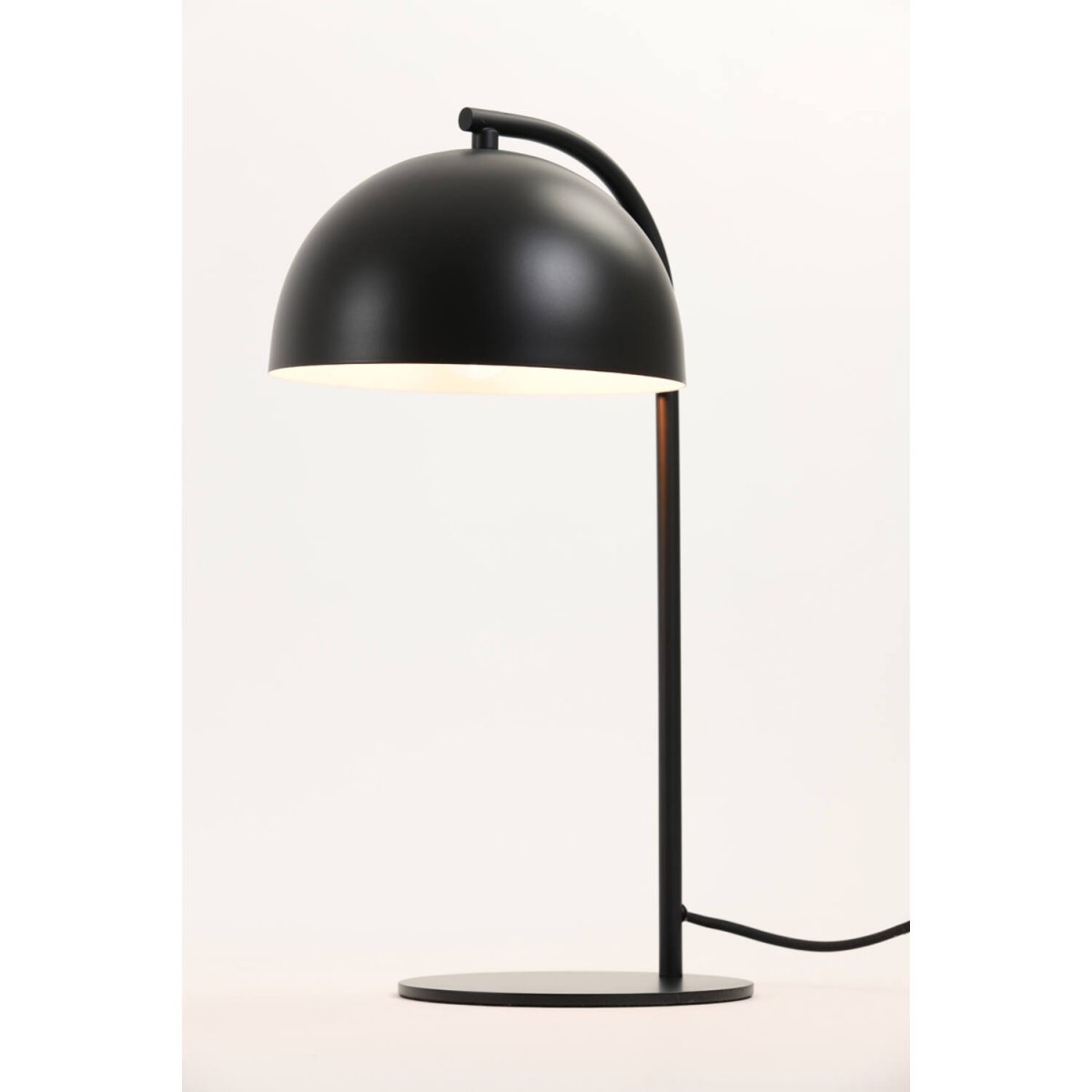 Mette 43cm Musta pöytävalaisin valmistajalta Light & Living - näyttö, joka tarjoaa tasaisen ja miellyttävän valon jakautumisen.