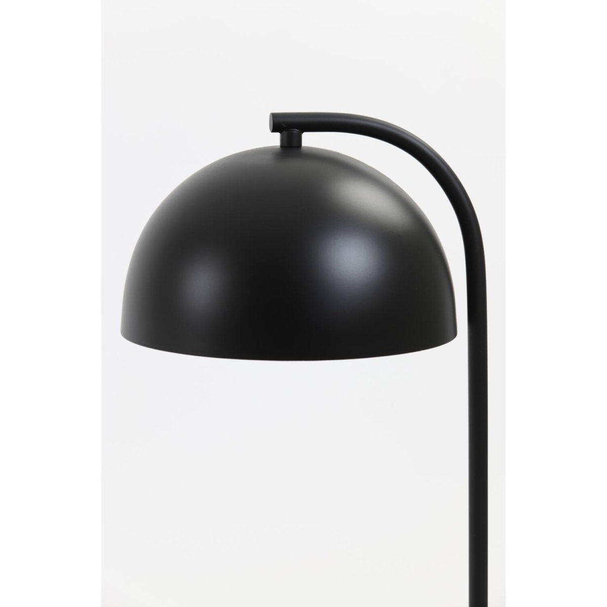 Mette 43cm Musta pöytävalaisin valmistajalta Light & Living - näyttö, joka tarjoaa tasaisen ja miellyttävän valon jakautumisen.