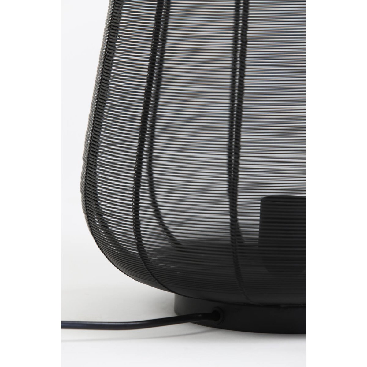 Adeta 32cm Musta pöytävalaisin valmistajalta Light & Living - Adeta on tyylikäs mattamusta rautavalaisin, jossa yhdistyy moderni muotoilu ja pehmeä, tunnelmallinen valo.