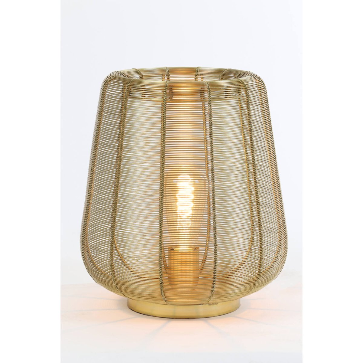 Adeta 32cm Kulta pöytävalaisin valmistajalta Light & Living - Adeta on tyylikäs metallista valmistettu kultainen valaisin, jossa yhdistyy tyylikäs muotoilu ja pehmeä, tunnelmallinen valo.