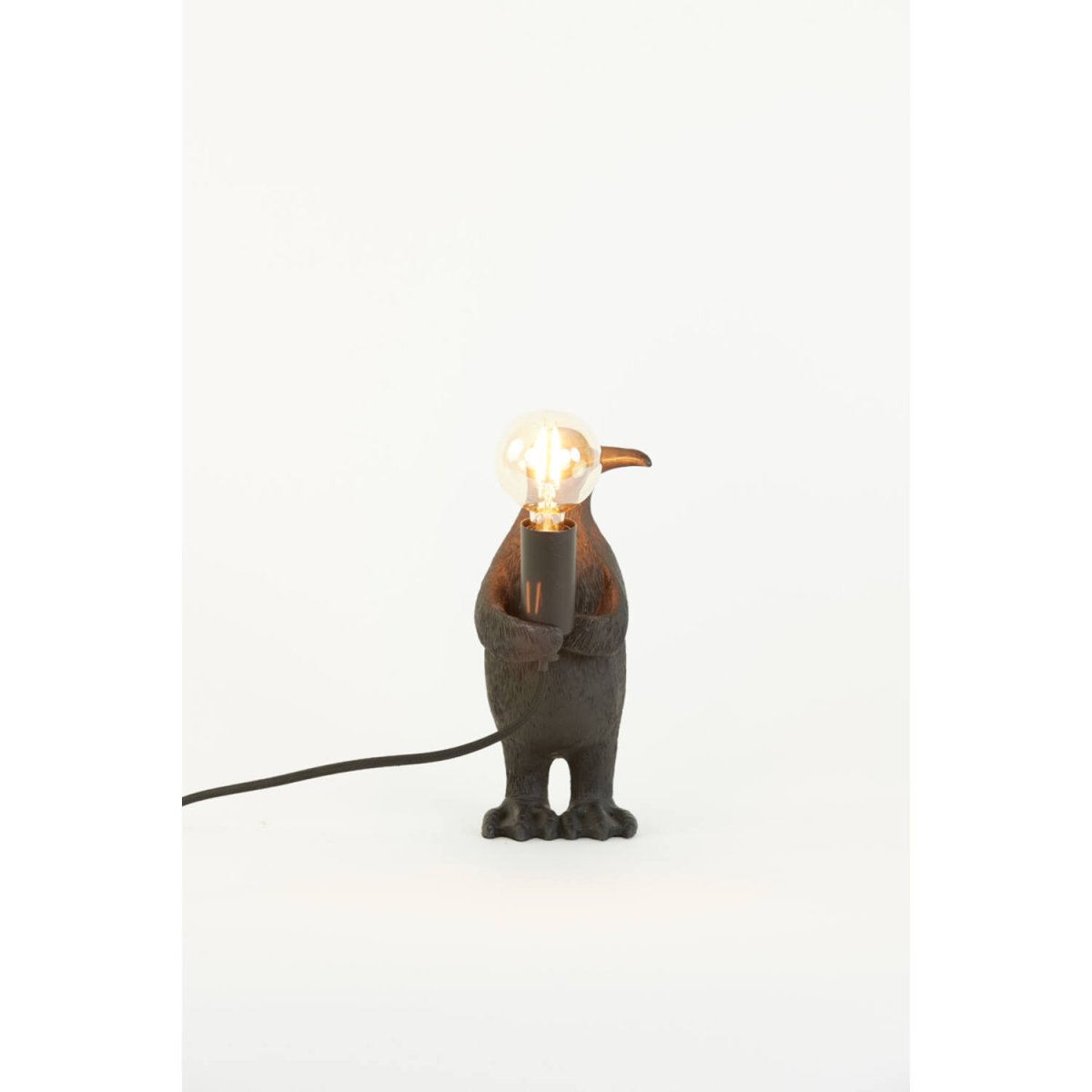 Penguin 24cm Musta pöytävalaisin valmistajalta Light & Living - Pingviini on viehättävä ja leikkisä valaisin, anna sen levittää valoa ja iloa kotiisi!