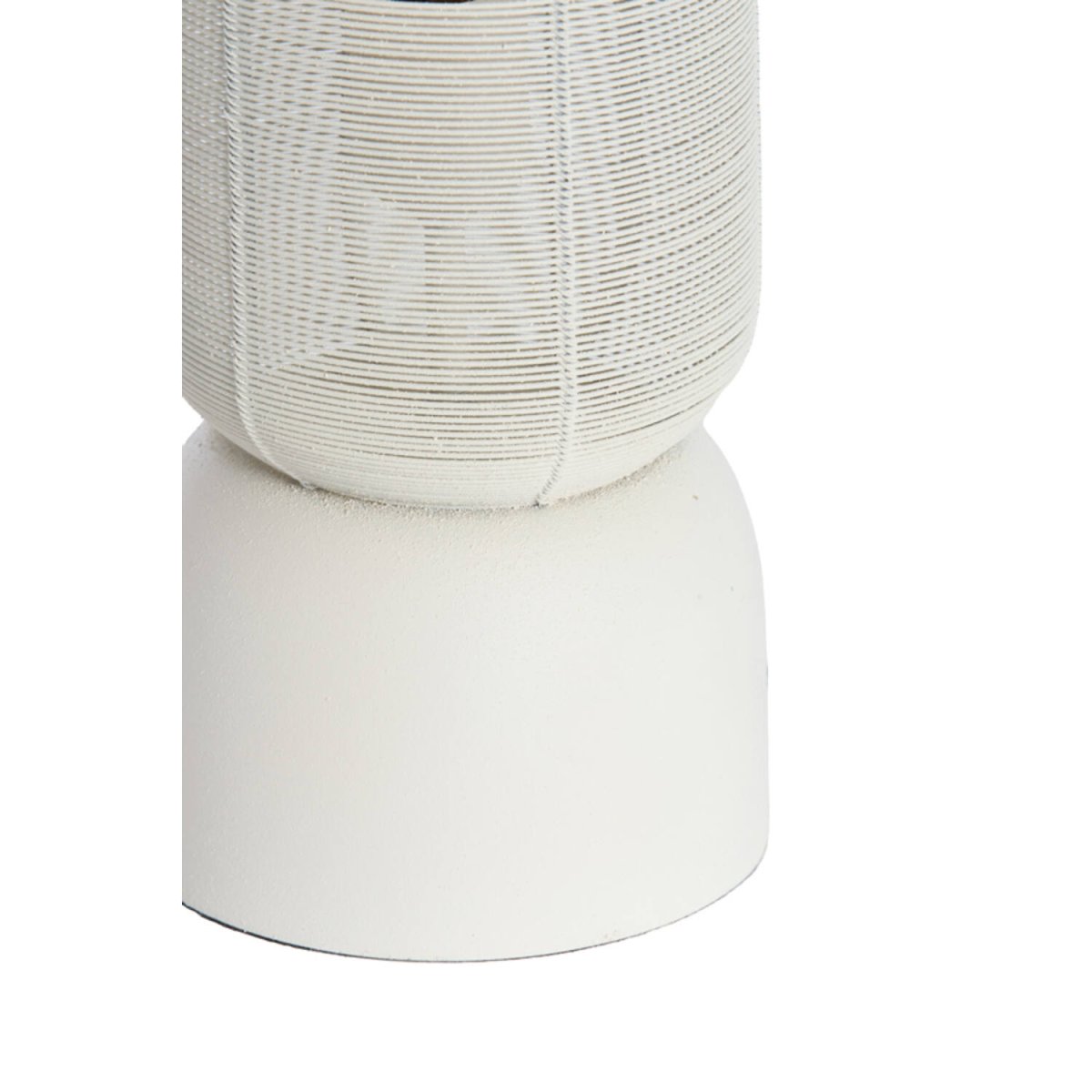 Lezuza 50cm Kermanvalkoinen pöytävalaisin valmistajalta Light & Living - Lezuza on hienostunut kermanvalkoinen metallilamppu, joka luo pehmeän ja harmonisen valaistuksen.