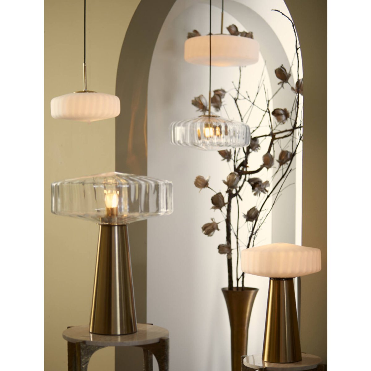 Pleat 53cm Kulta/kirkas pöytävalaisin valmistajalta Light & Living - 
