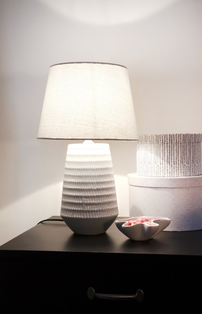 Mona 45cm Valkoinen pöytävalaisin valmistajalta Aneta Lighting - Mona-pöytävalaisin on tyylikäs ja ajaton valaisin, jossa on valkoinen keraaminen jalusta ja yhteensopiva valkoinen tekstiilivarjostin.