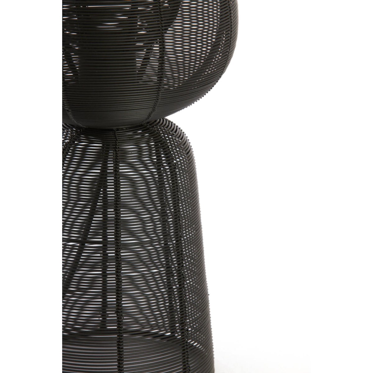 Aboso 42cm Musta pöytävalaisin valmistajalta Light & Living - Sen ainutlaatuinen muoto antaa modernin ja elegantin tunnelman, ja se sopii täydellisesti sekä teolliseen että skandinaaviseen sisustukseen.