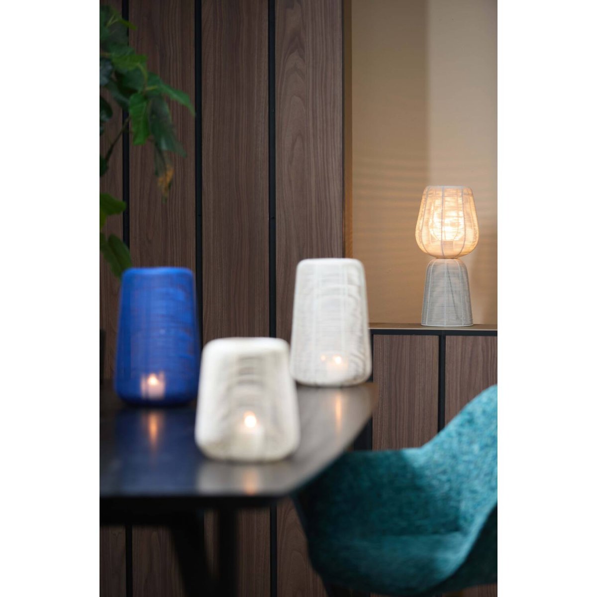 Aboso 42cm Kermanvalkoinen pöytävalaisin valmistajalta Light & Living - Sen ainutlaatuinen muoto antaa modernin ja elegantin tunnelman, ja se sopii t&auml;ydellisesti sek&auml; teolliseen ett&auml; skandinaaviseen sisustukseen.