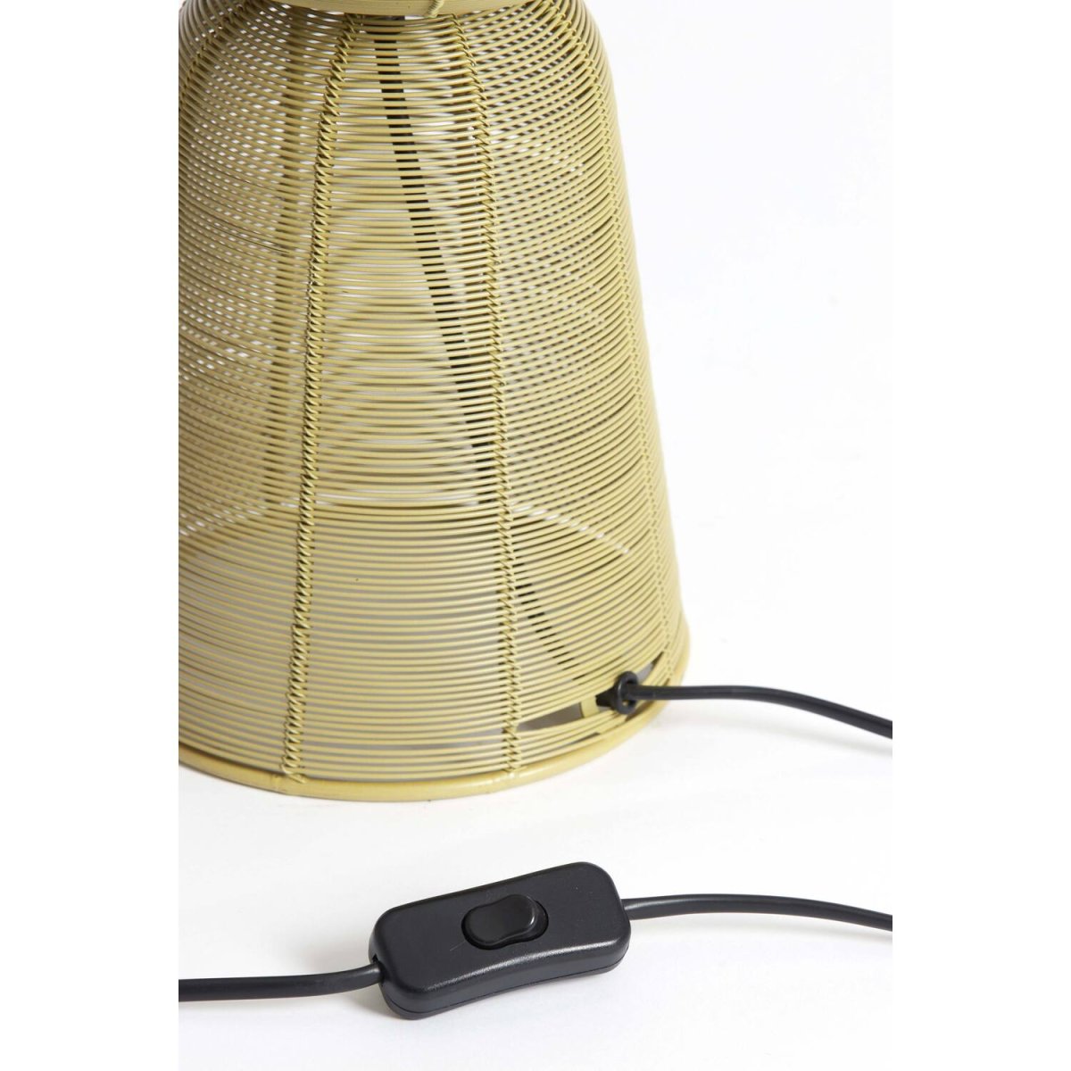 Aboso 42cm Vaaleanvihreä pöytävalaisin valmistajalta Light & Living - Sen ainutlaatuinen muoto antaa modernin ja elegantin tunnelman, ja se sopii t&auml;ydellisesti sek&auml; teolliseen ett&auml; skandinaaviseen sisustukseen.