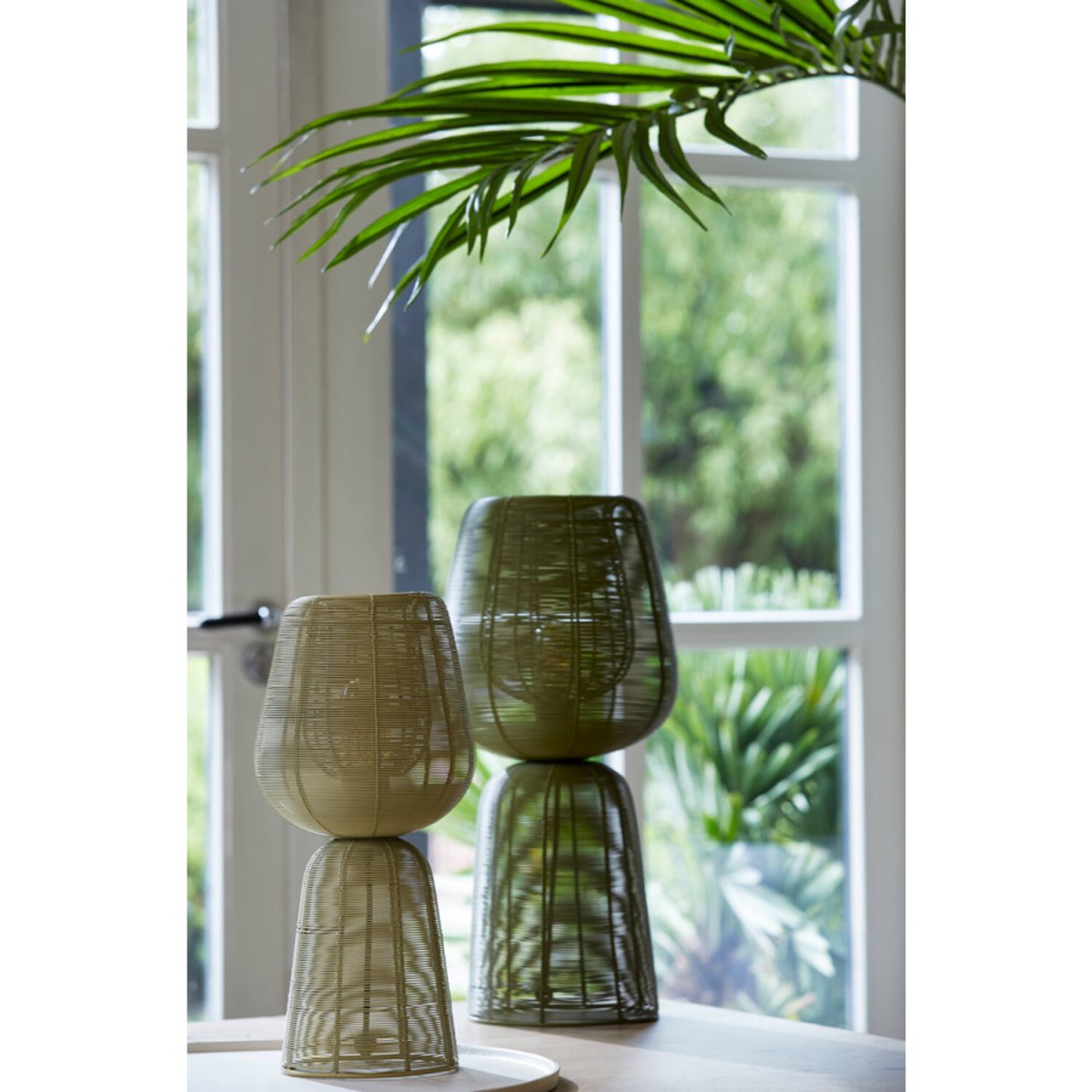 Aboso 42cm Vaaleanvihreä pöytävalaisin valmistajalta Light & Living - Sen ainutlaatuinen muoto antaa modernin ja elegantin tunnelman, ja se sopii t&auml;ydellisesti sek&auml; teolliseen ett&auml; skandinaaviseen sisustukseen.