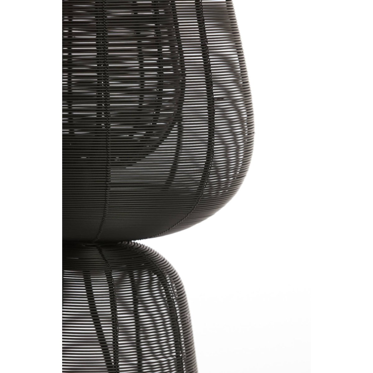 Aboso 54cm Musta pöytävalaisin valmistajalta Light & Living - Sen ainutlaatuinen muoto antaa modernin ja elegantin tunnelman, ja se sopii täydellisesti sekä teolliseen että skandinaaviseen sisustukseen.