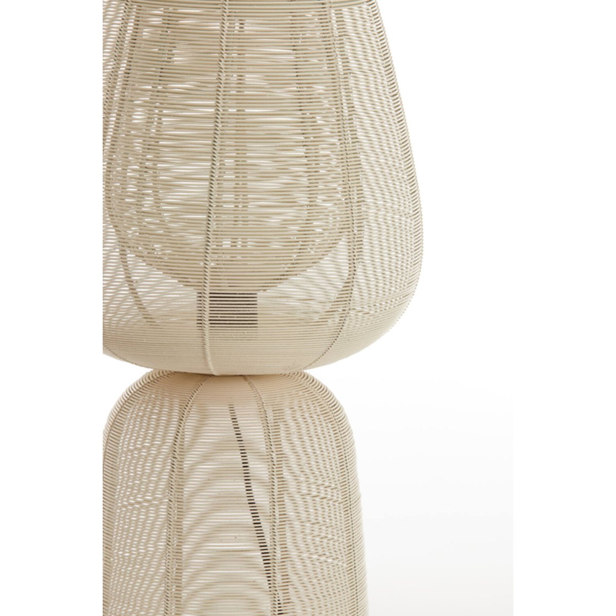 Aboso 54cm Kermanvalkoinen pöytävalaisin valmistajalta Light & Living - Sen ainutlaatuinen muoto antaa modernin ja elegantin tunnelman, ja se sopii täydellisesti sekä teolliseen että skandinaaviseen sisustukseen.