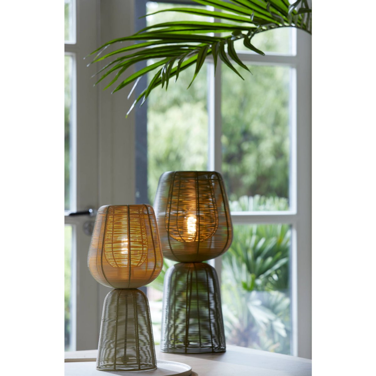 Aboso 54cm Tummanvihreä pöytävalaisin valmistajalta Light & Living - Sen ainutlaatuinen muoto antaa modernin ja elegantin tunnelman, ja se sopii t&auml;ydellisesti sek&auml; teolliseen ett&auml; skandinaaviseen sisustukseen.