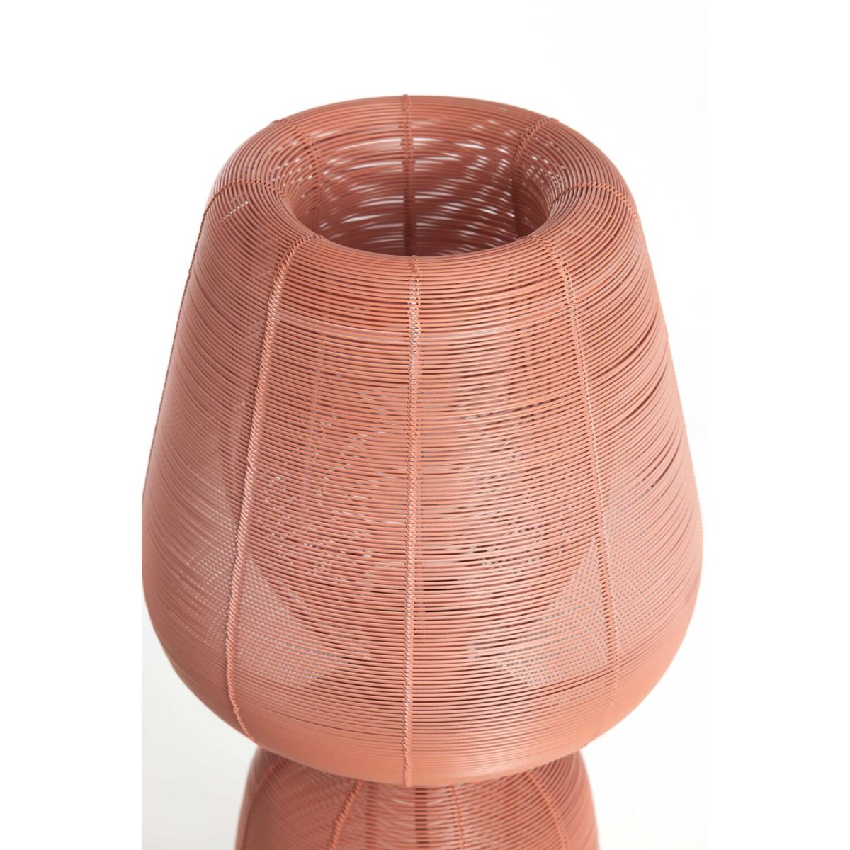 Aboso 54cm Koralli pinkki pöytävalaisin valmistajalta Light & Living - Sen ainutlaatuinen muoto antaa modernin ja elegantin tunnelman, ja se sopii täydellisesti sekä teolliseen että skandinaaviseen sisustukseen.