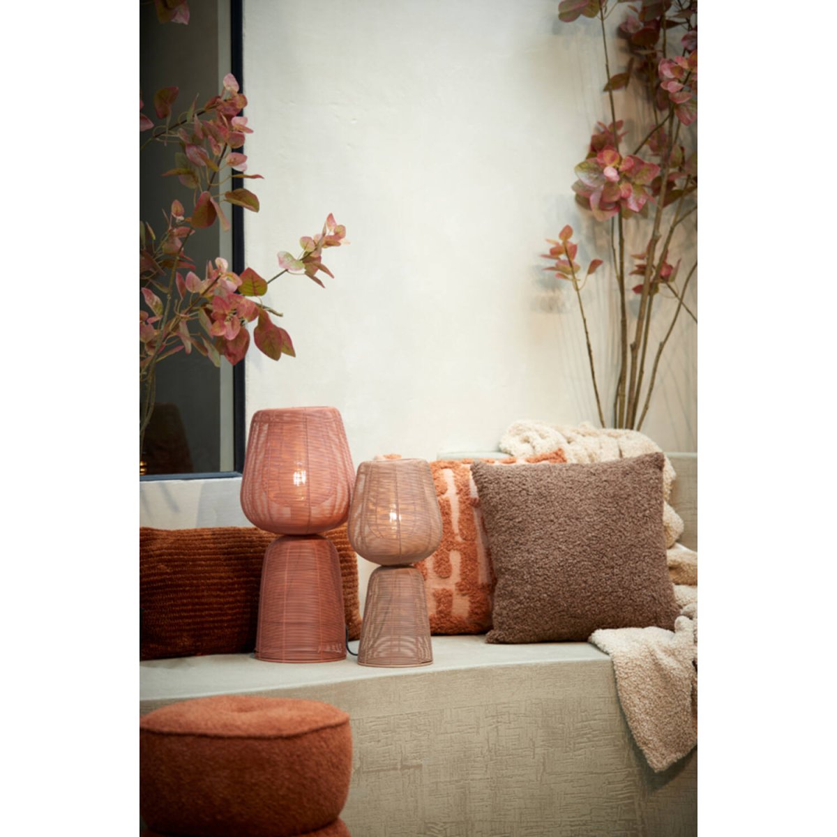 Aboso 54cm Koralli pinkki pöytävalaisin valmistajalta Light & Living - Sen ainutlaatuinen muoto antaa modernin ja elegantin tunnelman, ja se sopii täydellisesti sekä teolliseen että skandinaaviseen sisustukseen.