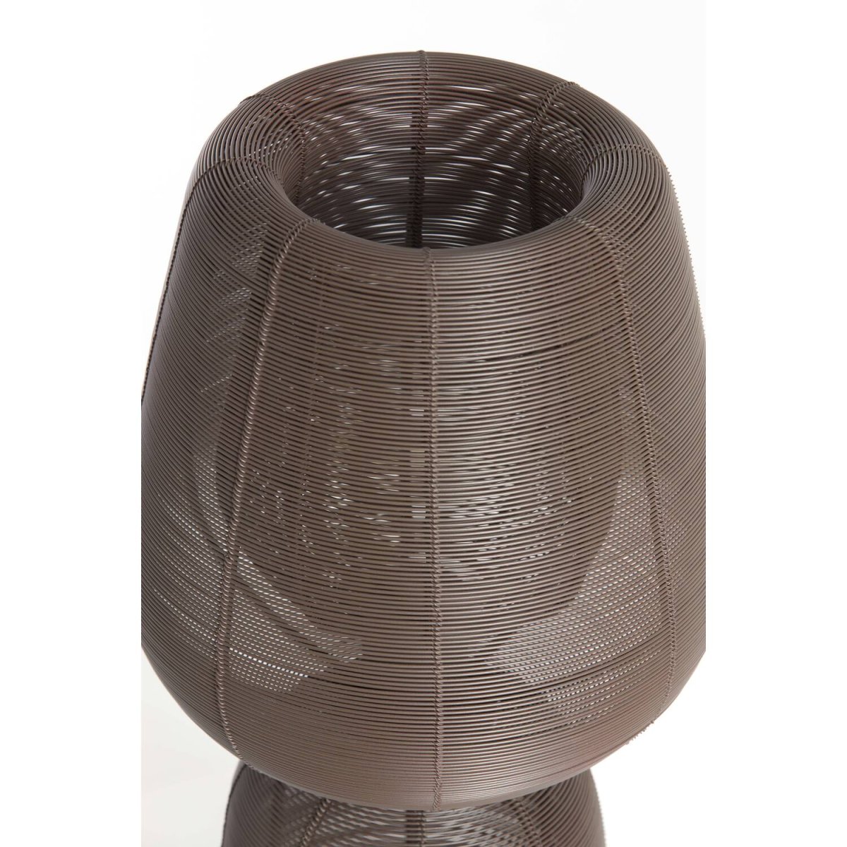 Aboso 54cm Ruskea pöytävalaisin valmistajalta Light & Living - Sen ainutlaatuinen muoto antaa modernin ja elegantin tunnelman, ja se sopii täydellisesti sekä teolliseen että skandinaaviseen sisustukseen.