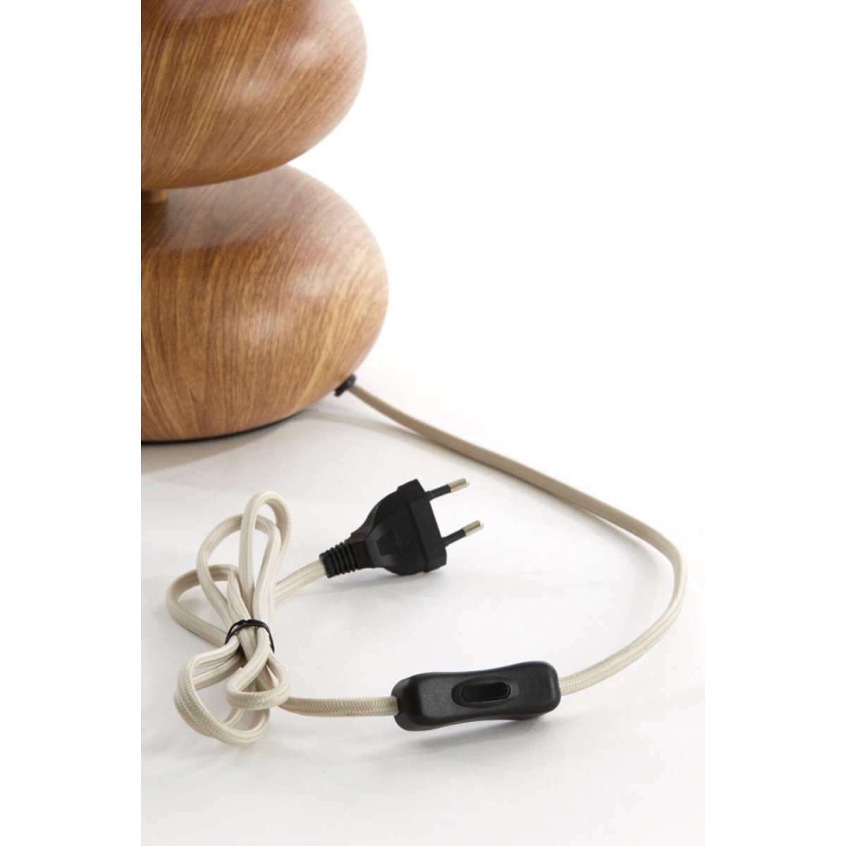 Danialo 50cm Puu pöytävalaisin valmistajalta Light & Living - Harmoninen materiaalien yhdistelm&auml; luo l&auml;mpim&auml;n ja kutsuvan tunnelman, joka sopii t&auml;ydellisesti skandinaaviseen tai boheemiin sisustukseen.