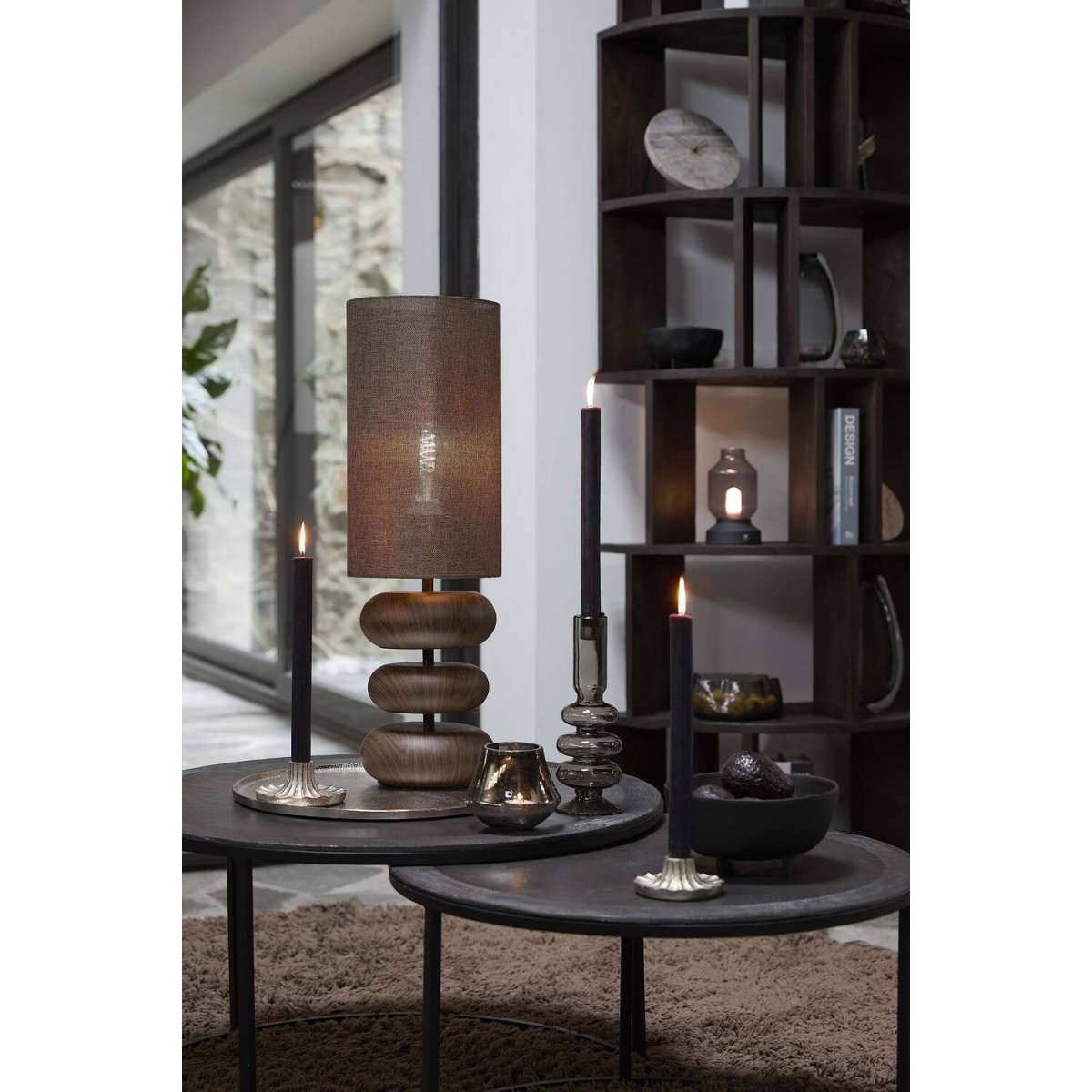 Danialo 67cm Ruskea pöytävalaisin valmistajalta Light & Living - Harmoninen materiaalien yhdistelmä luo lämpimän ja kutsuvan tunnelman, joka sopii täydellisesti skandinaaviseen tai boheemiin sisustukseen.