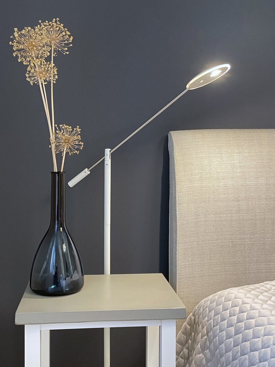 Cadiz Valkoinen lattiavalaisin valmistajalta Aneta Lighting - Integroitu LED-valolähde, joka antaa miellyttävän lämpimän valkoisen valon.