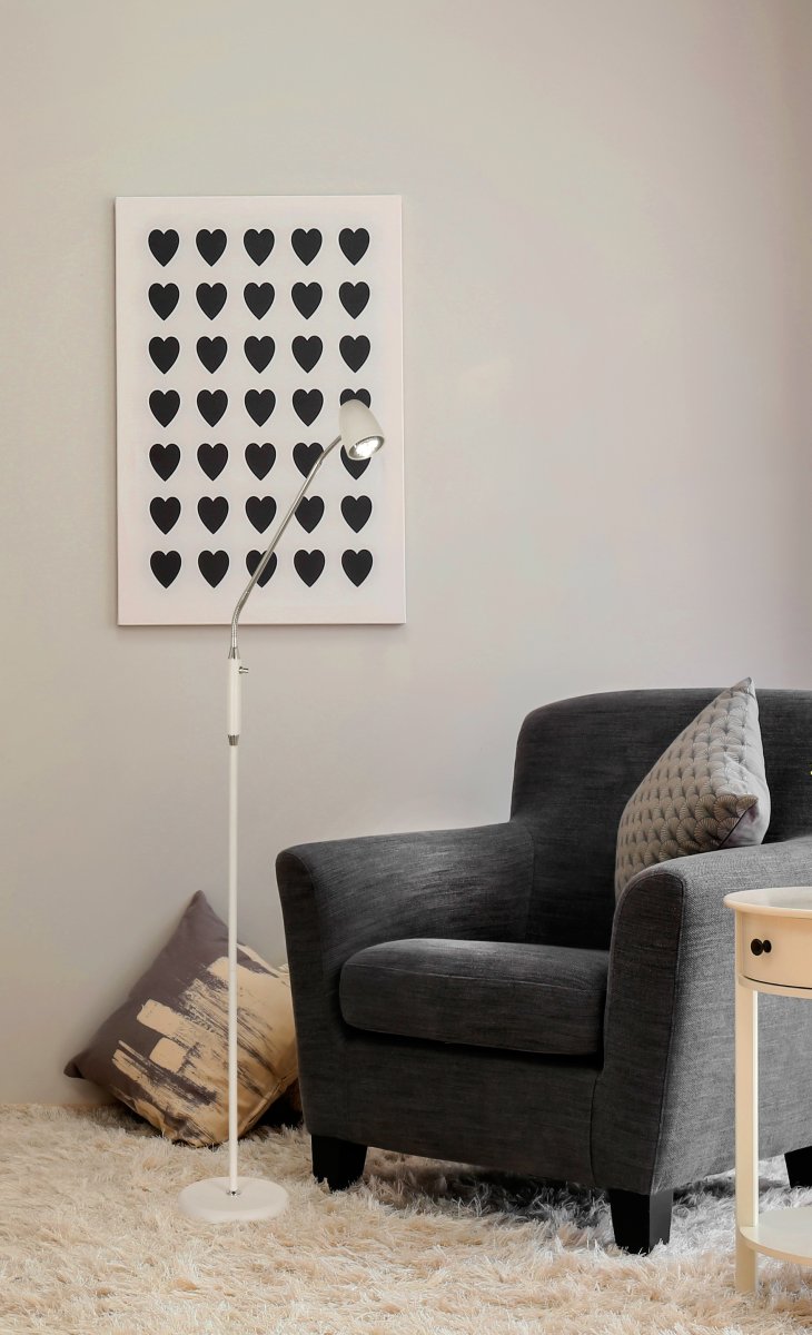 Sandnes 1 Valkoinen lattiavalaisin valmistajalta Aneta Lighting - tanko ja s&auml;&auml;dett&auml;v&auml; p&auml;&auml;.