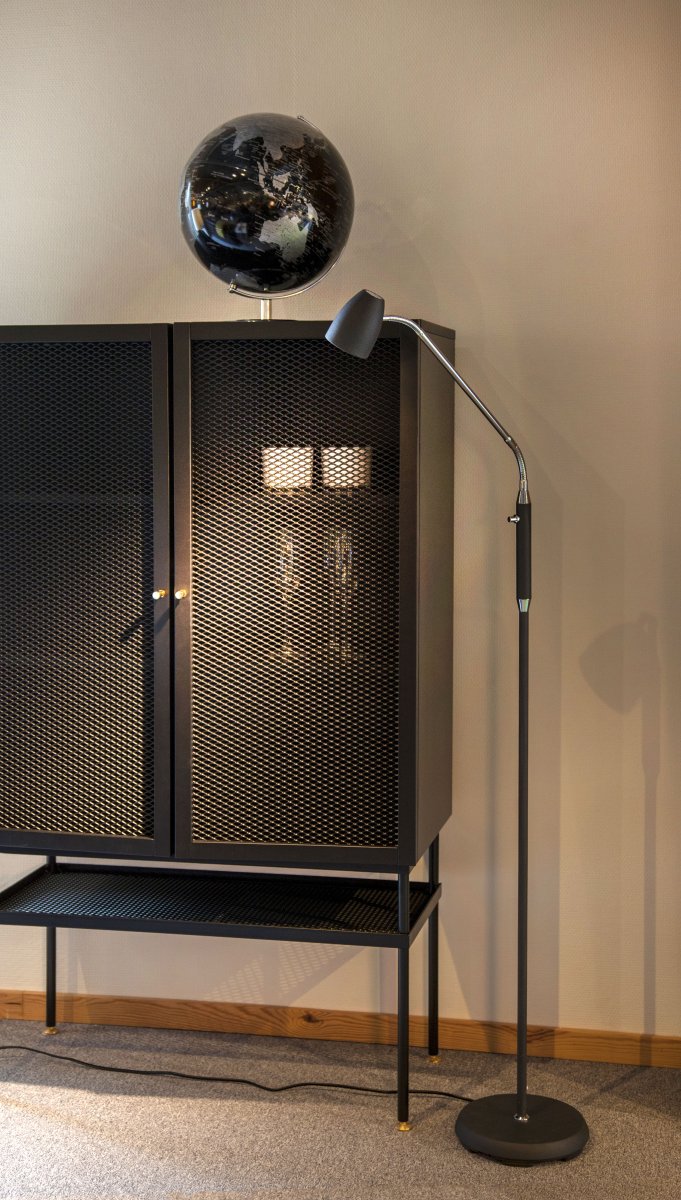 Sandnes 1 Musta lattiavalaisin valmistajalta Aneta Lighting - tanko ja säädettävä pää.