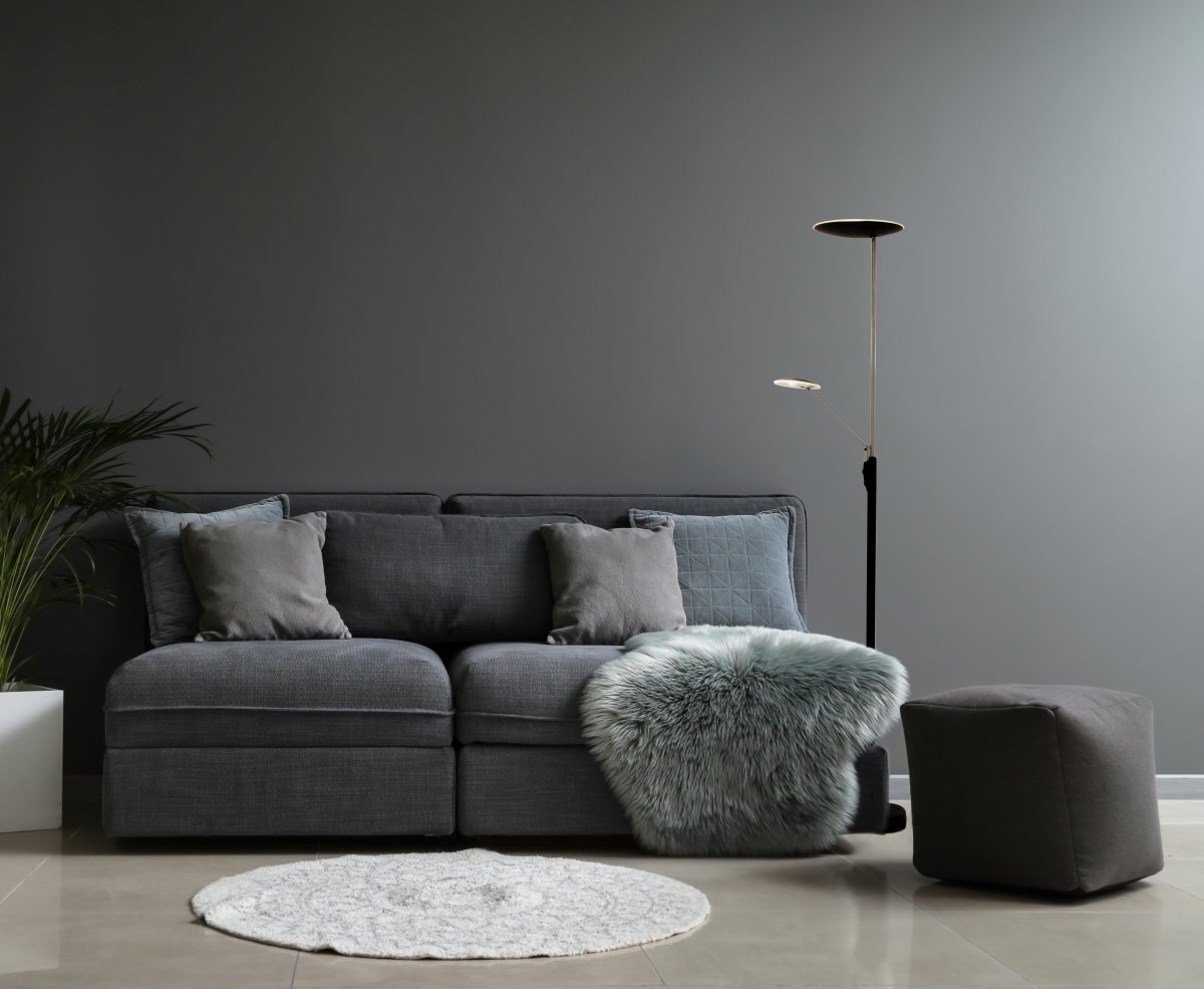 Cadiz Musta/teräs lattiavalaisin valmistajalta Aneta Lighting - Valo sytytetään ja sammutetaan kahdella lampun himmentimellä, joista toinen säätelee valoa yläosassa ja toinen lukuvarrelle, jota voidaan myös säätää.