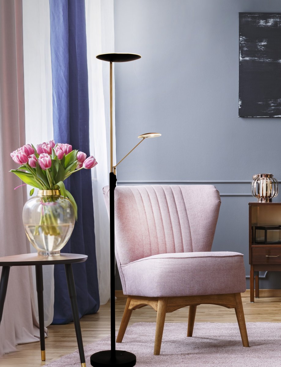 Cadiz Musta/messinki lattiavalaisin valmistajalta Aneta Lighting - Valo sytytetään ja sammutetaan kahdella lampun himmentimellä, joista toinen säätelee valoa yläosassa ja toinen lukuvarrelle, jota voidaan myös säätää.