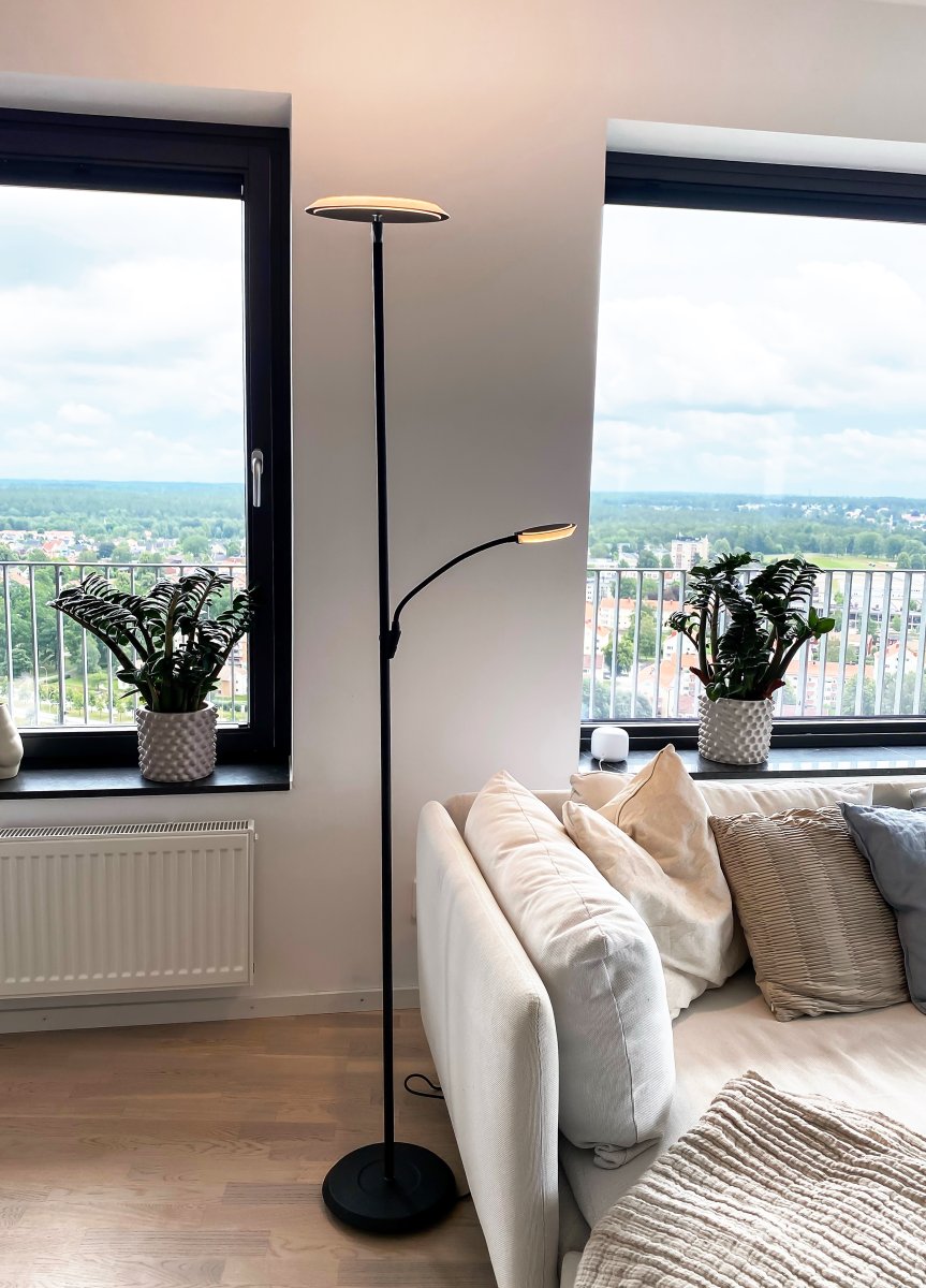 Stockholm Musta lattiavalaisin valmistajalta Aneta Lighting - STOCKHOLM mustaa metallia, s&auml;&auml;dett&auml;v&auml; yl&auml;valo ja lukuvarsi.