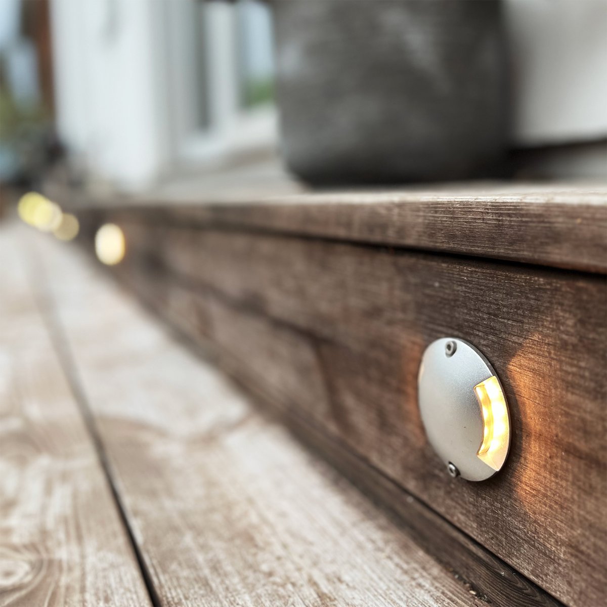 Zenit Duo 5 Hopea valmistajalta Lightson - Paketti sis&auml;lt&auml;&auml; viisi Zenit Duota, muuntajan ja 10 metrin haarakaapelin, jotta voit helposti koota kaiken.