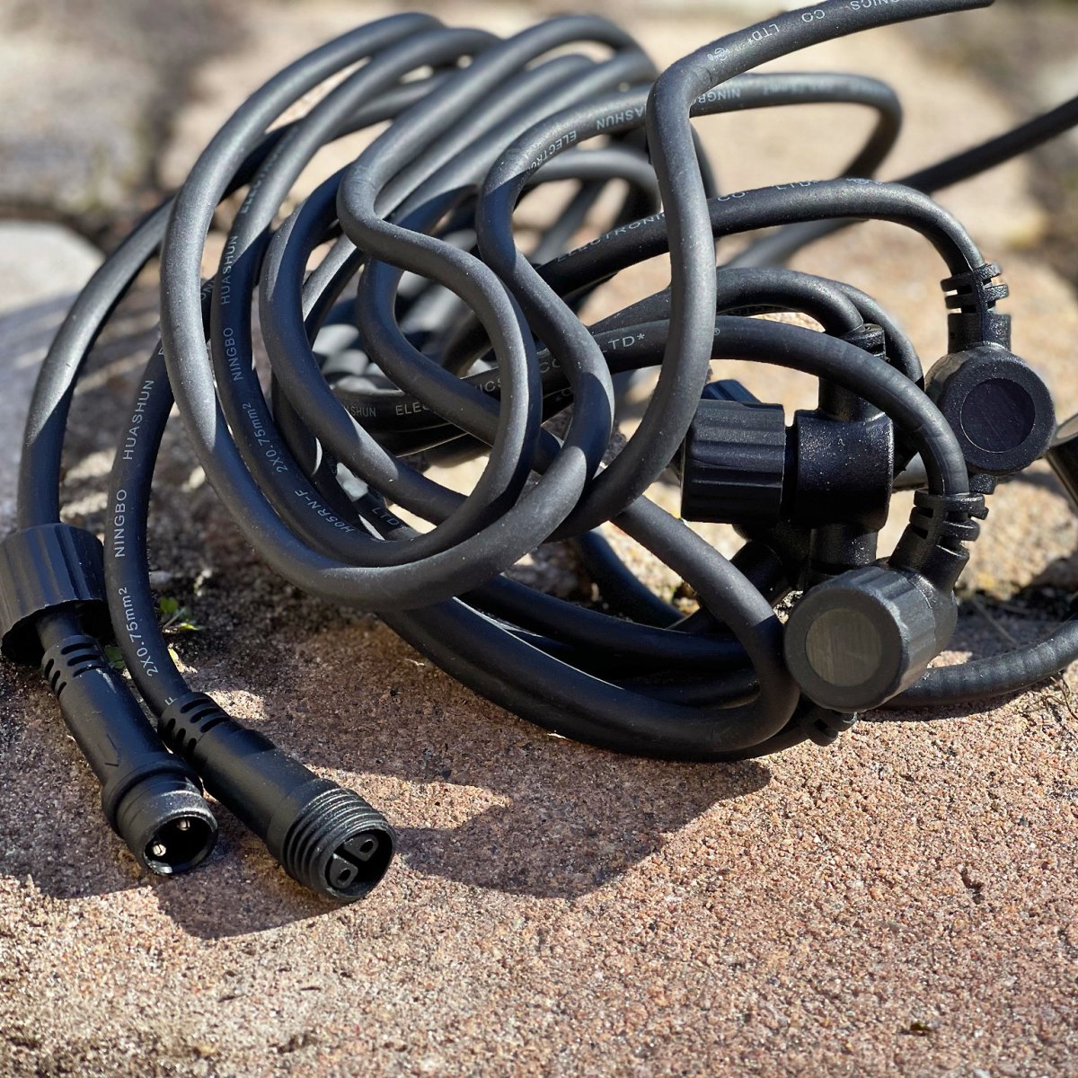 Haaroituskaapeli 5m Musta valmistajalta Lightson - Se on myös täydellinen, jos sinulla on jo valot, mutta haluat pystyä kytkemään valot esimerkiksi jouluun tai juhliin.