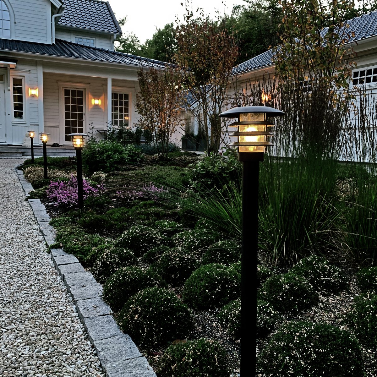 Saturnus Musta valmistajalta Lightson - Musta klassinen premium-pollari, joka luo rakennetta ja ohjaa valoa k&auml;yt&auml;ville, autotallin ajotielle tai sis&auml;&auml;nk&auml;ynnille.