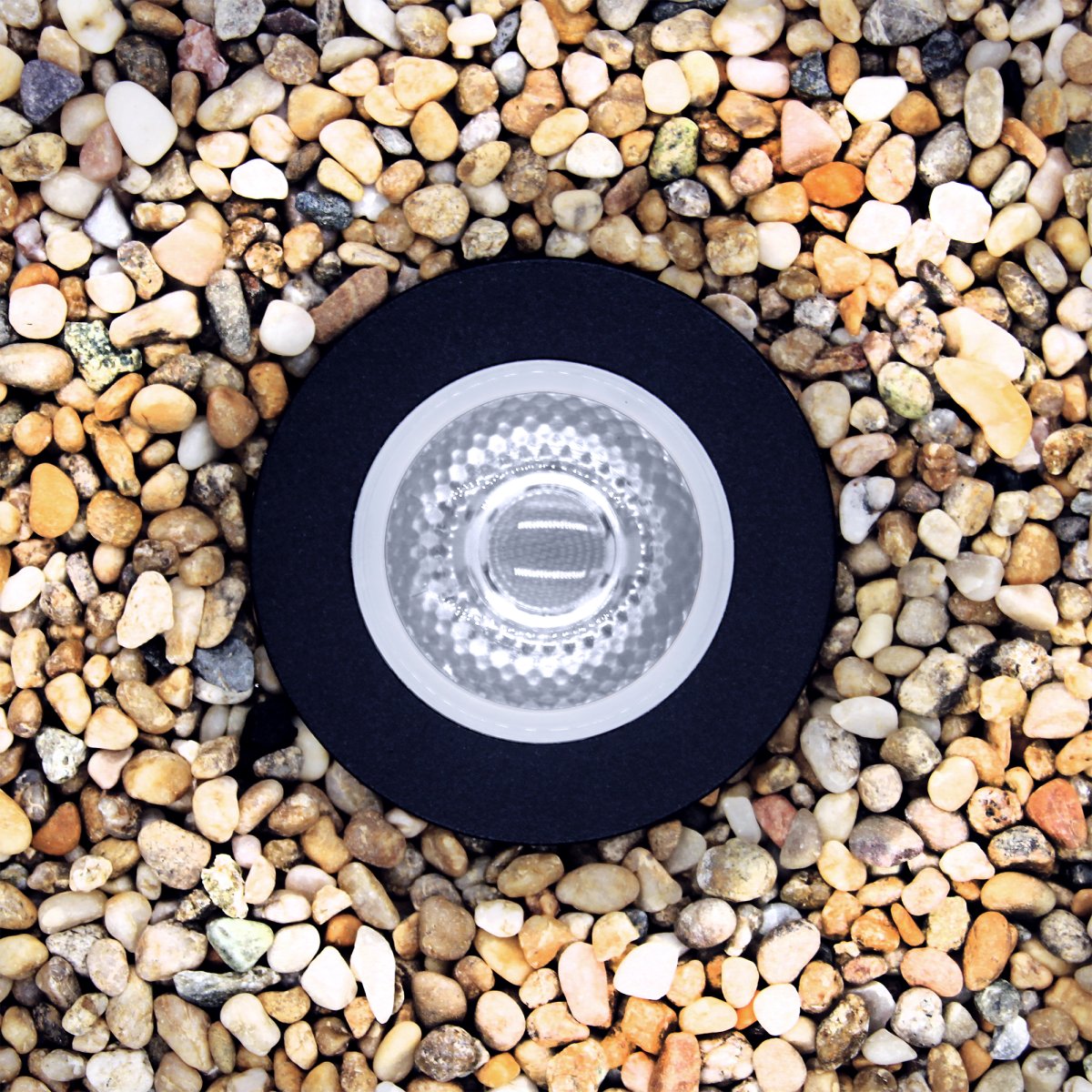 Capella Musta valmistajalta Lightson - Capellaa on mukava upottaa maahan vihreän pensasaidan tai julkisivun/seinän varrella, missä sitä voi usein olla vaikea valaista; hyvä ja tasainen tapa.