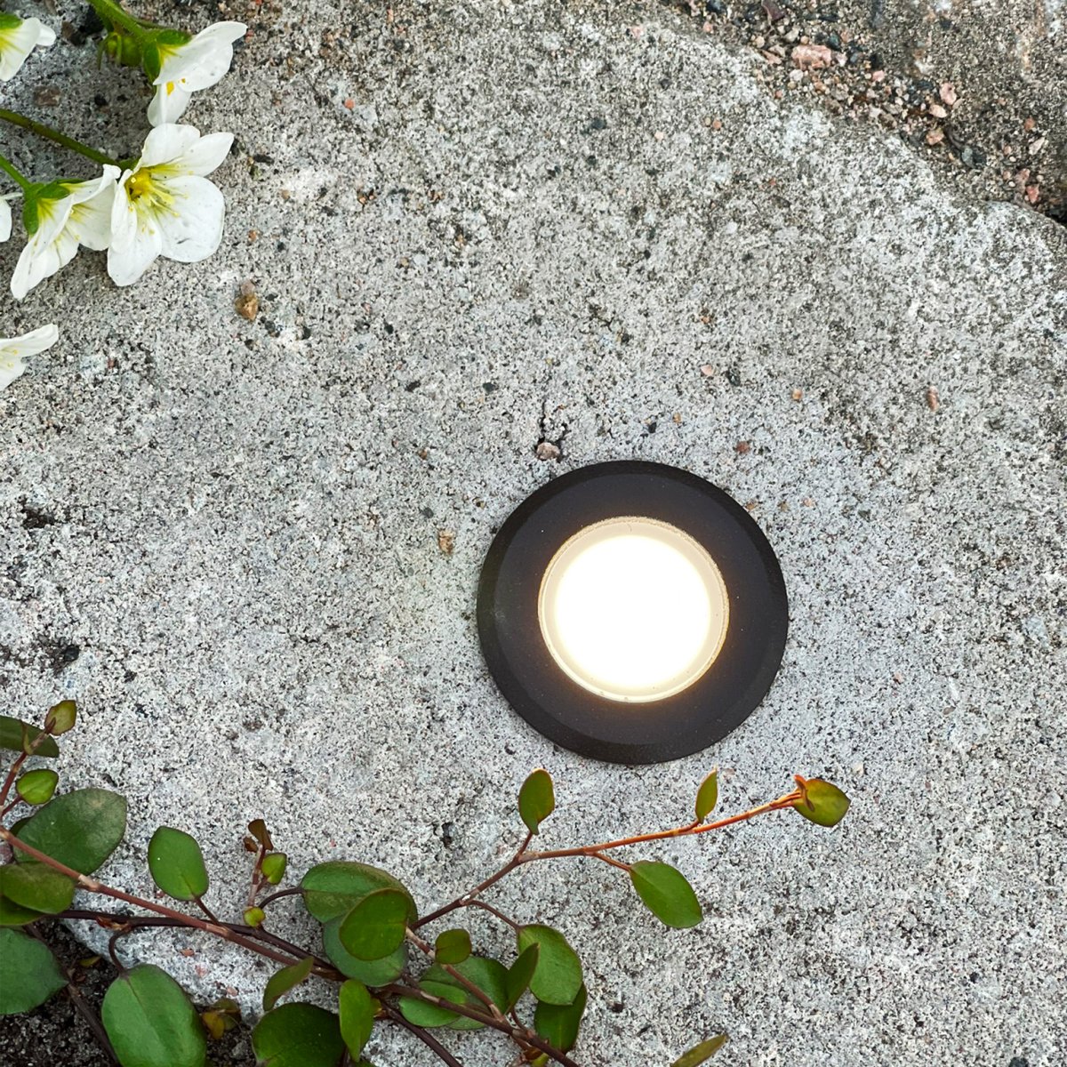 Orion 5 Musta valmistajalta Lightson - Orion on l&auml;hempi kattovalaisin asennettavaksi parvekkeelle tai kivisein&auml;&auml;n.