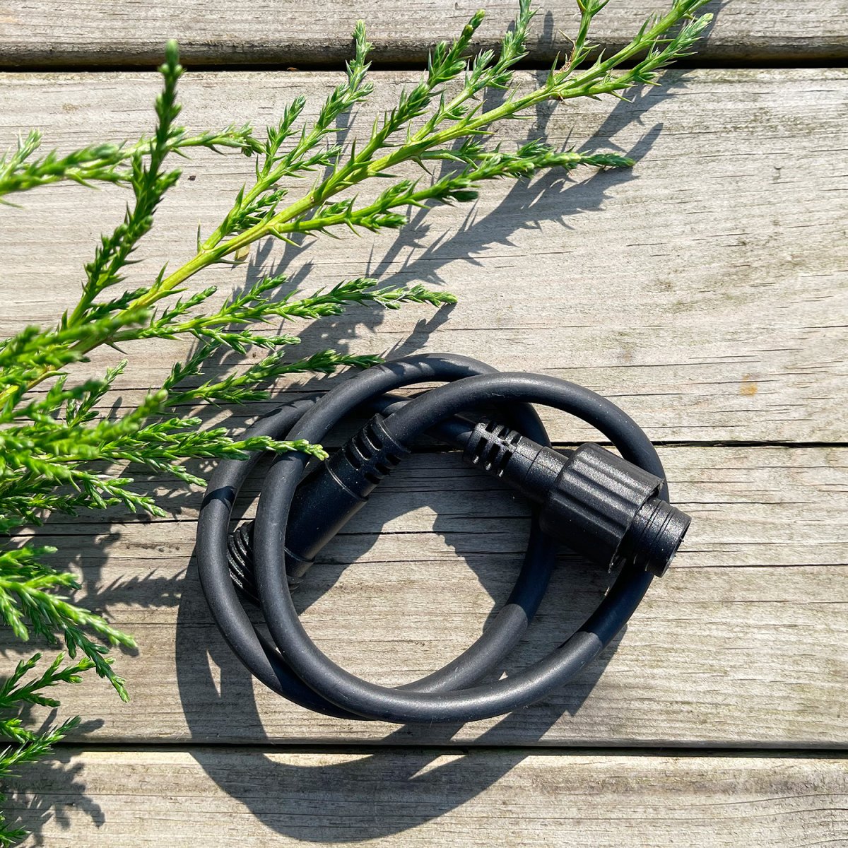 Kaapeli 0.5m Musta valmistajalta Lightson - Joustava ja edullinen 12 voltin järjestelmä (turvallinen heikkovirta) puutarhaasi, jonka voit helposti asentaa itse ja jonka voit myöhemmin rakentaa, halutessasi jopa 50 metriin.