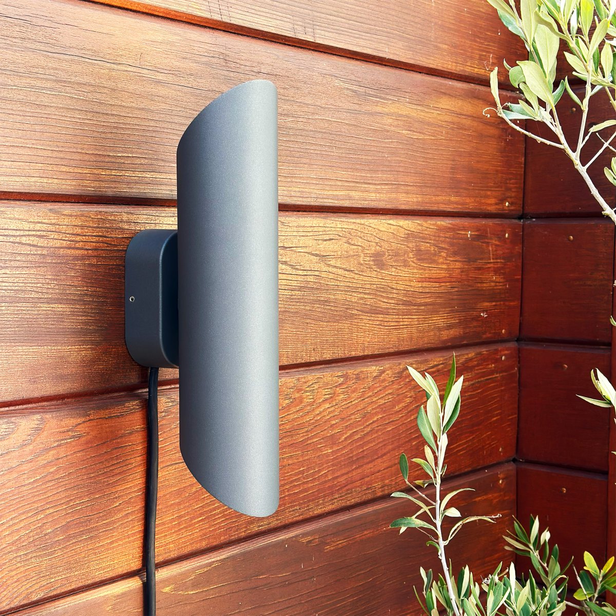 Wally Tumman harmaa valmistajalta Lightson - Moderni sein&auml;valaisin, joka tarjoaa h&auml;ik&auml;isem&auml;tt&ouml;m&auml;n, l&auml;mpim&auml;n ja pehme&auml;n valon sek&auml; yl&ouml;s ett&auml; alas.