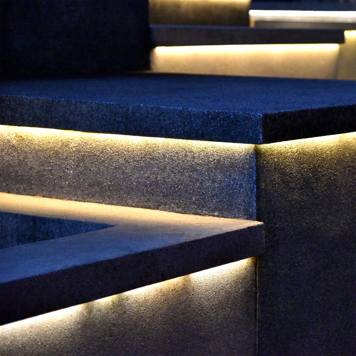 Strip (2.5m) Läpinäkyvä valmistajalta Lightson - Silmukka on varustettu itsekantavalla teipillä ja se sisältää 8 pidikettä ja ruuvia sen kiinnittämiseksi esimerkiksi aitaan tai portaisiin.