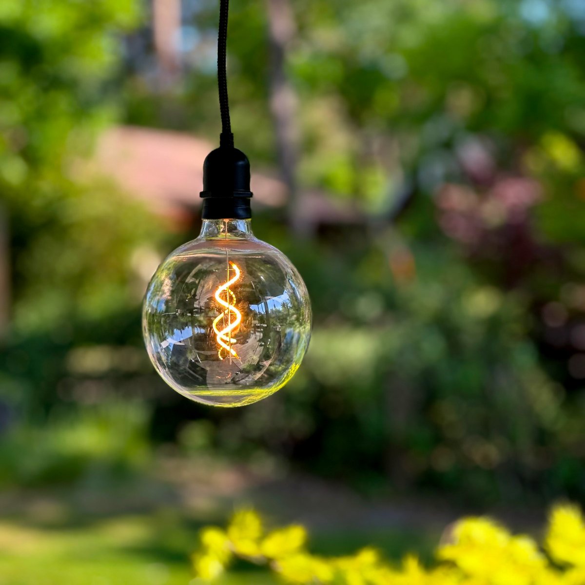 Deco bulb XL Läpinäkyvä valmistajalta Lightson - Valaisimissa on lämmin valo ja skandinaavinen muotoilu, jotka on mukautettu pohjoisen ilmastoomme.