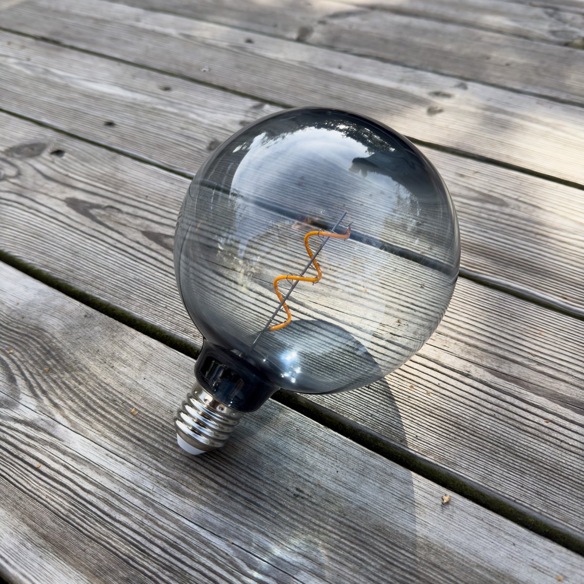 Deco bulb XL Savun värinen valmistajalta Lightson - Valaisimissa on lämmin valo ja skandinaavinen muotoilu, jotka on mukautettu pohjoisen ilmastoomme.